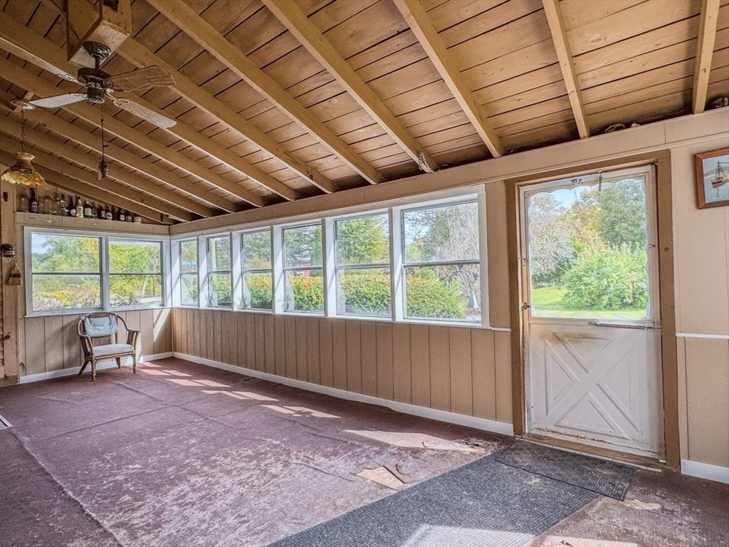 Empty room, Interior, Wooden Beams, Wooden Ceilings