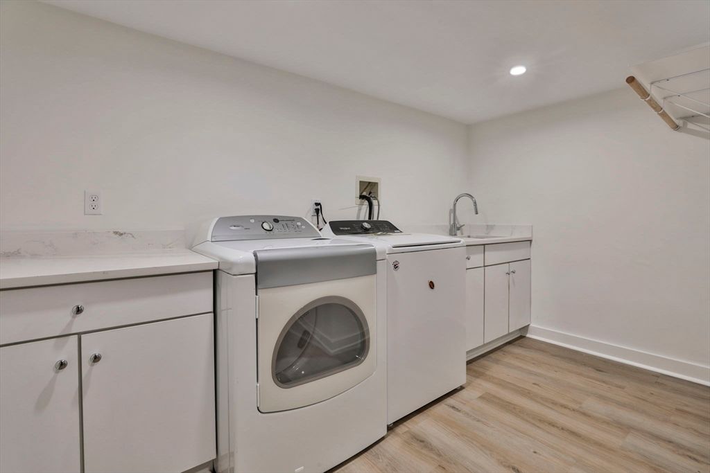 Interior, Recessed Lighting, Washer, Wood Texture Flooring