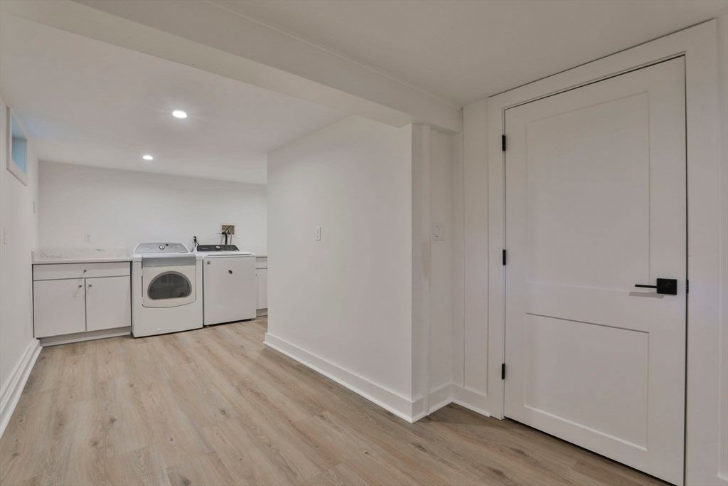 Interior, Recessed Lighting, Washer, Wood Texture Flooring