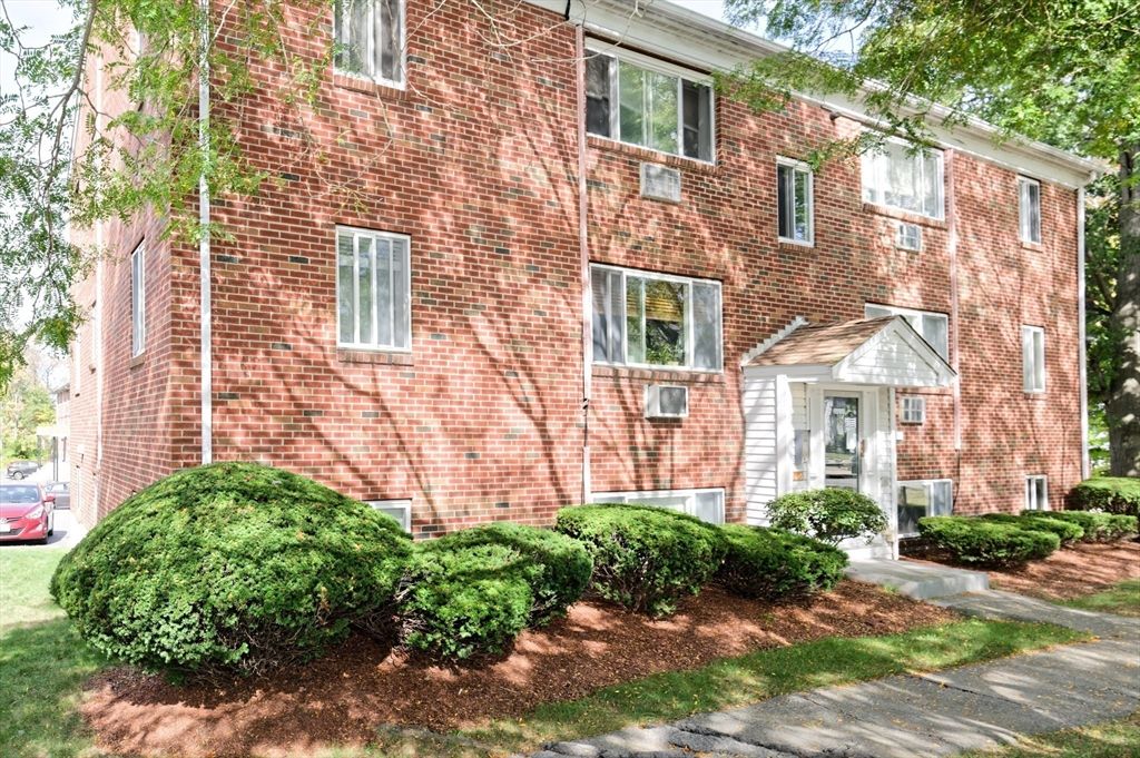 Exterior, Facade, Brick Facade, Rowhouse