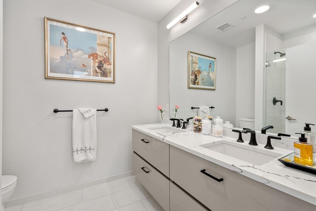 Bathroom, Dual Sink Vanities, Interior, Recessed Lighting