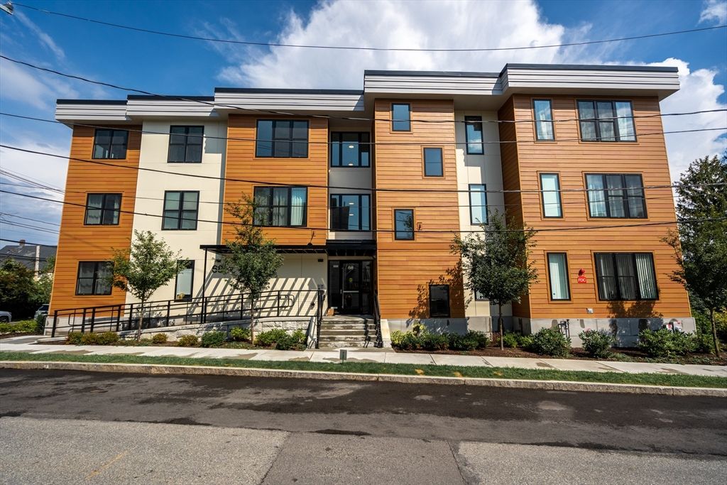 Exterior, Facade, Rowhouse