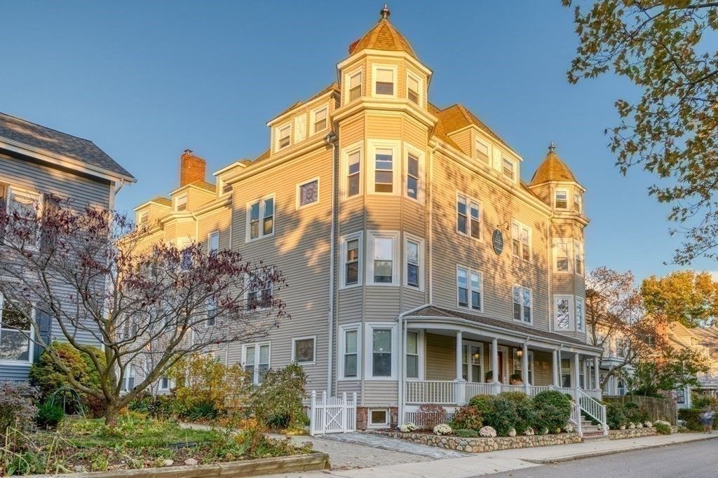 Exterior, Facade, Queen Anne Victorian
