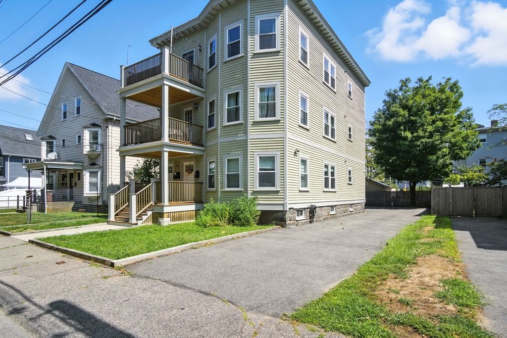 Exterior, Facade, Queen Anne Victorian
