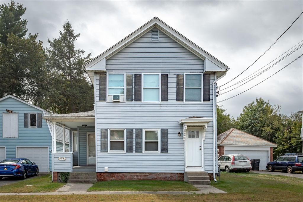 Attached, Exterior, Facade, Queen Anne Victorian