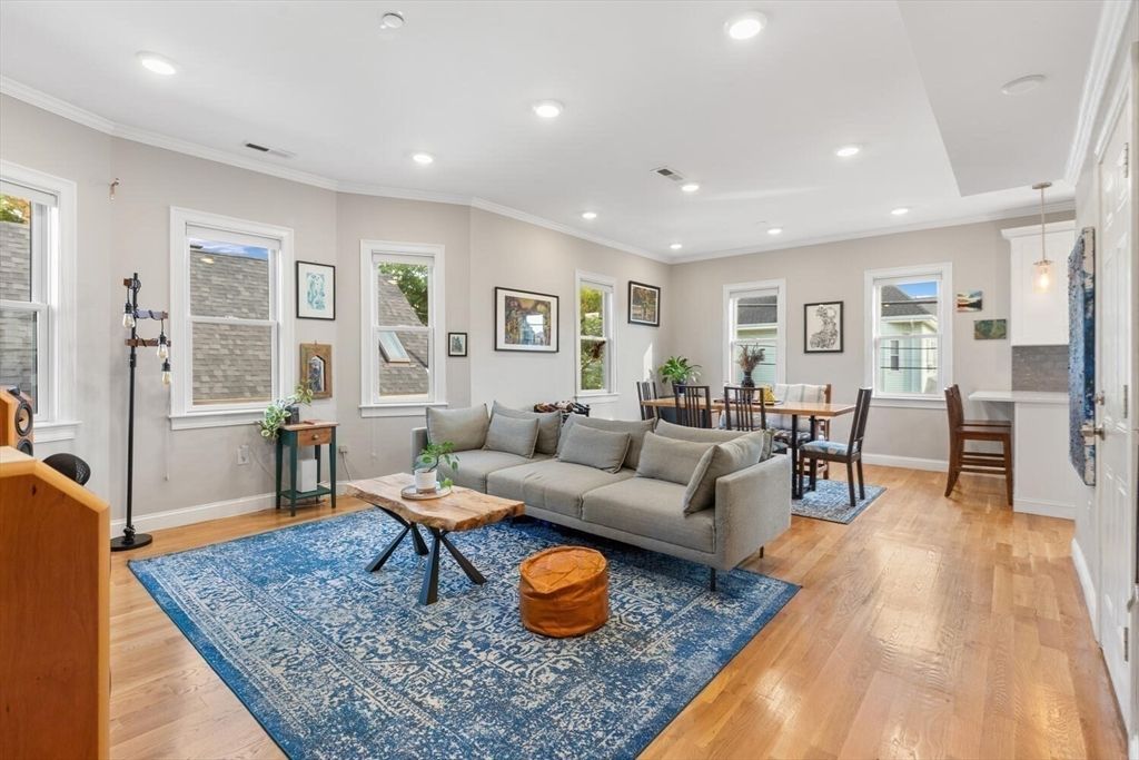 Dining room, Interior, Living room, Pendant Lights, Recessed Lighting, Wood Texture Flooring
