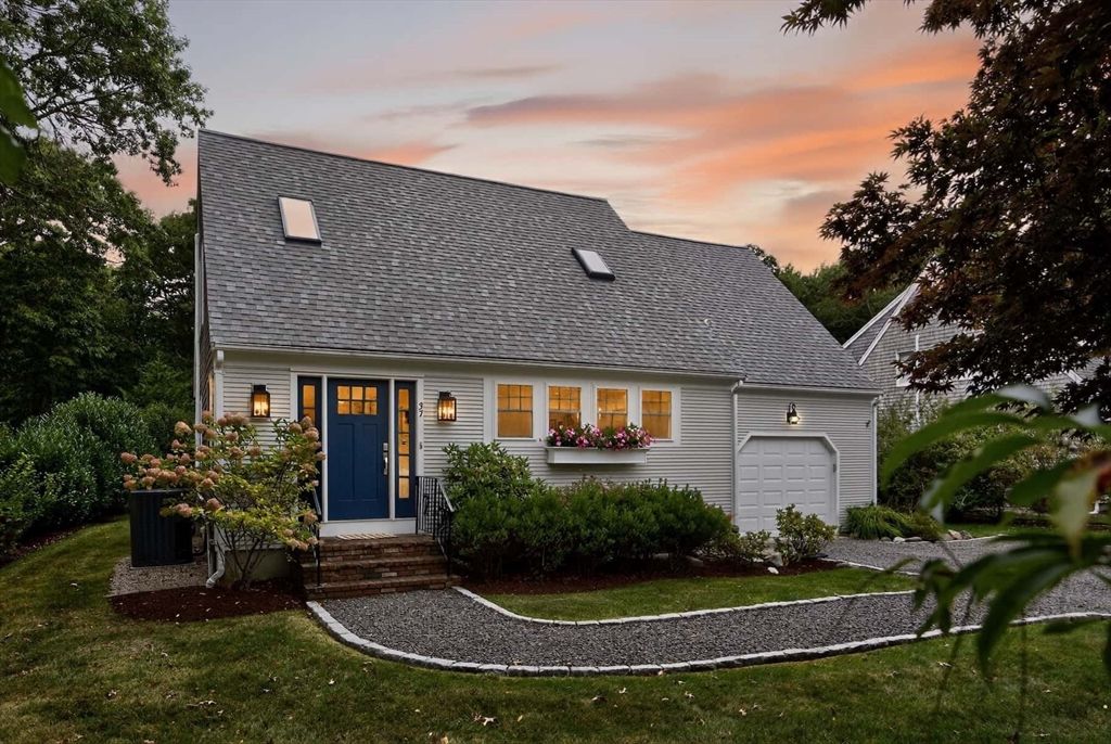 Attached, Exterior, Facade, Cape Cod