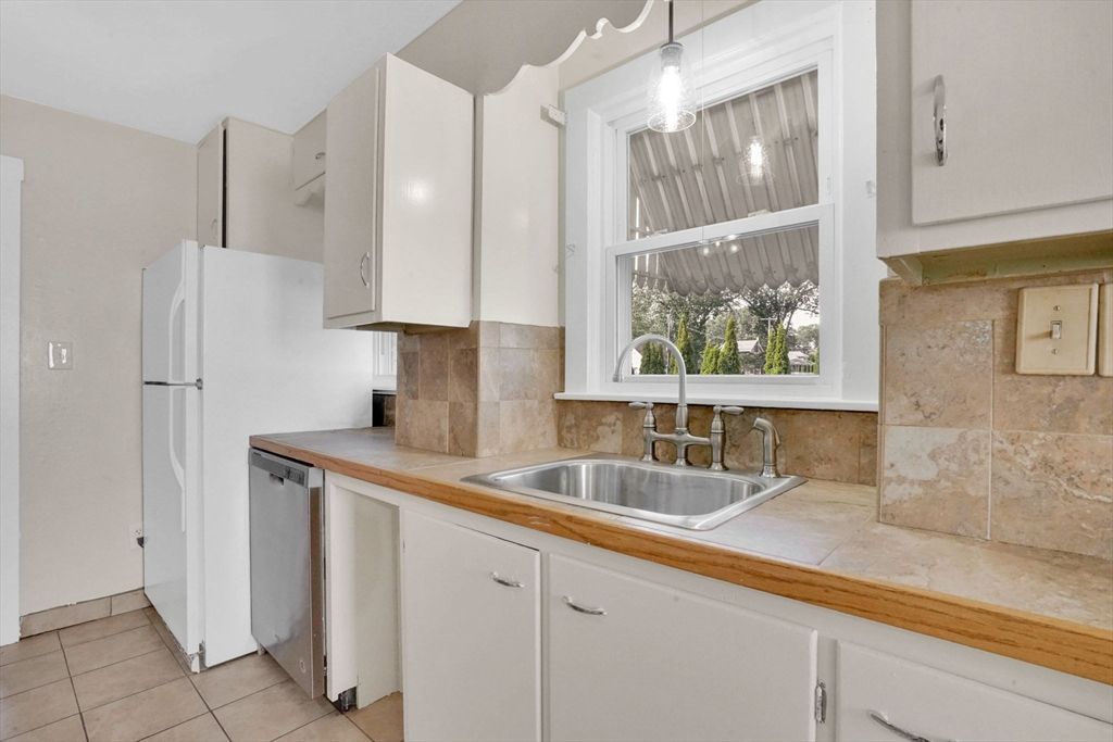 Interior, Kitchen, Pendant Lights, Tile Countertops