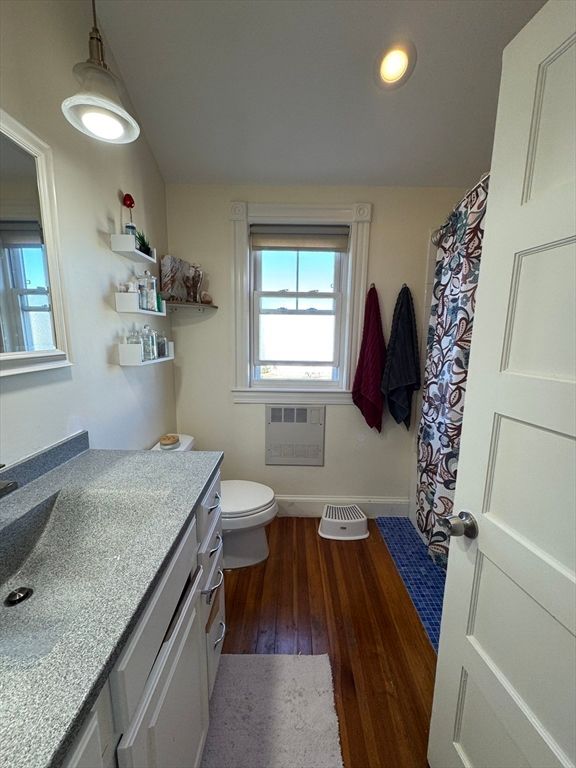 Bathroom, Interior, Pendant Lights, Recessed Lighting, Wood Texture Flooring