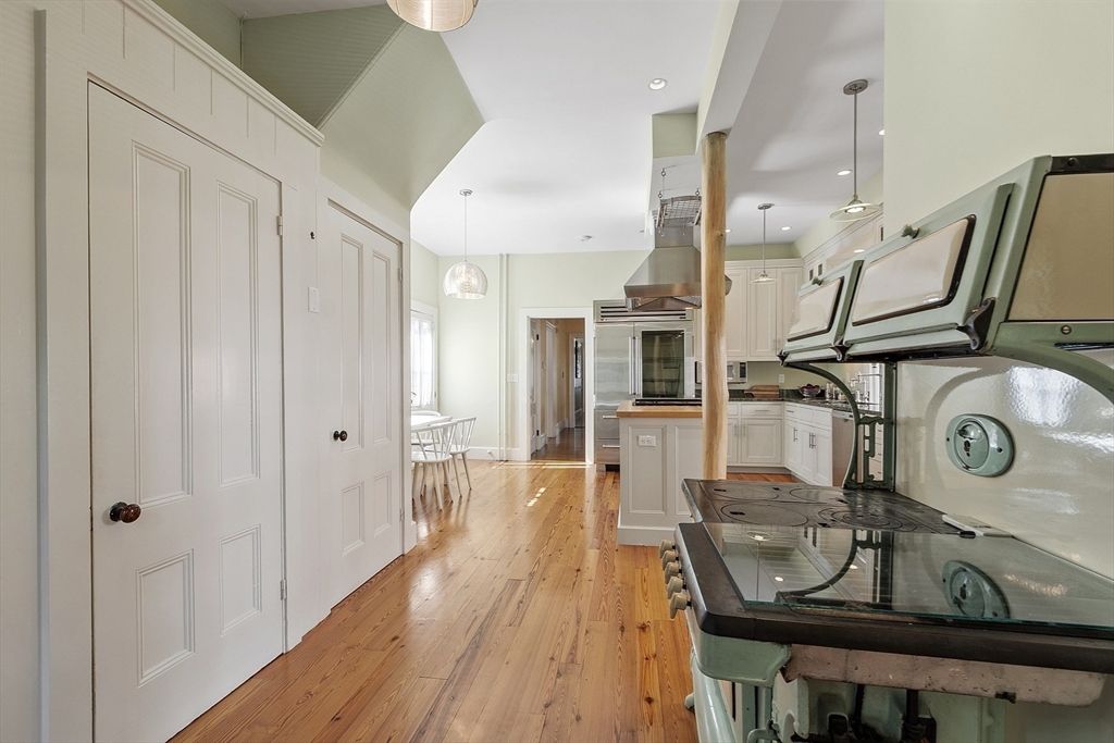 Dining room, Interior, Kitchen, Pendant Lights, Recessed Lighting, Wood Texture Flooring