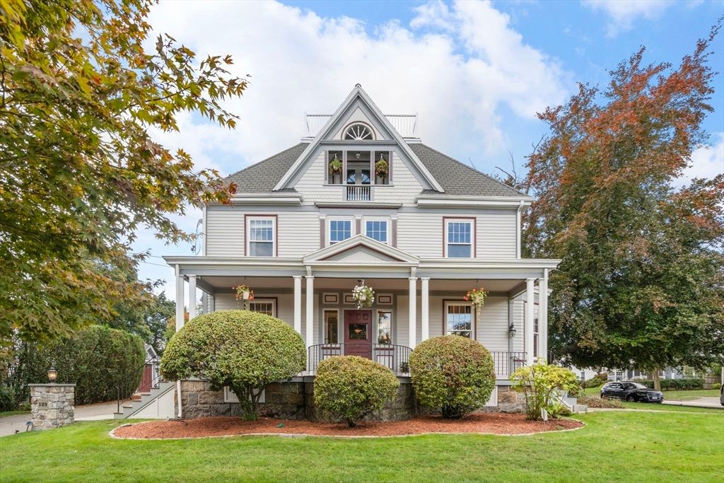 Exterior, Facade, Queen Anne Victorian
