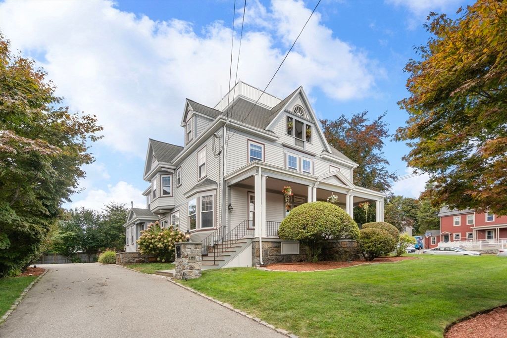 Exterior, Facade, Queen Anne Victorian