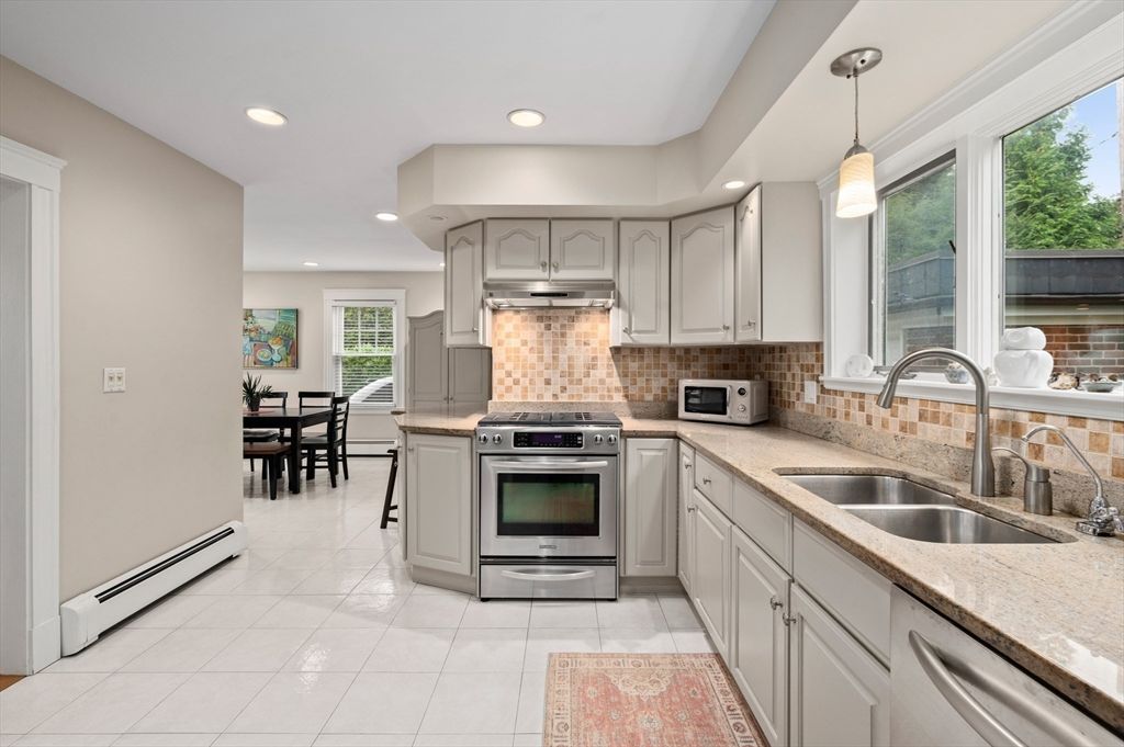 Dining room, Interior, Kitchen, Pendant Lights, Recessed Lighting, Stainless Steel Appliances