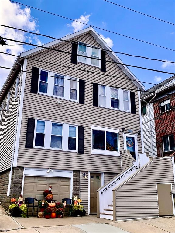 Attached, Exterior, Facade, Rowhouse