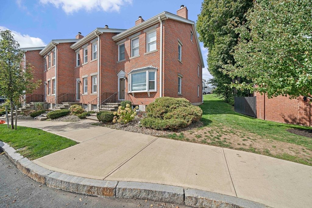 Exterior, Facade, Brick Facade, Rowhouse