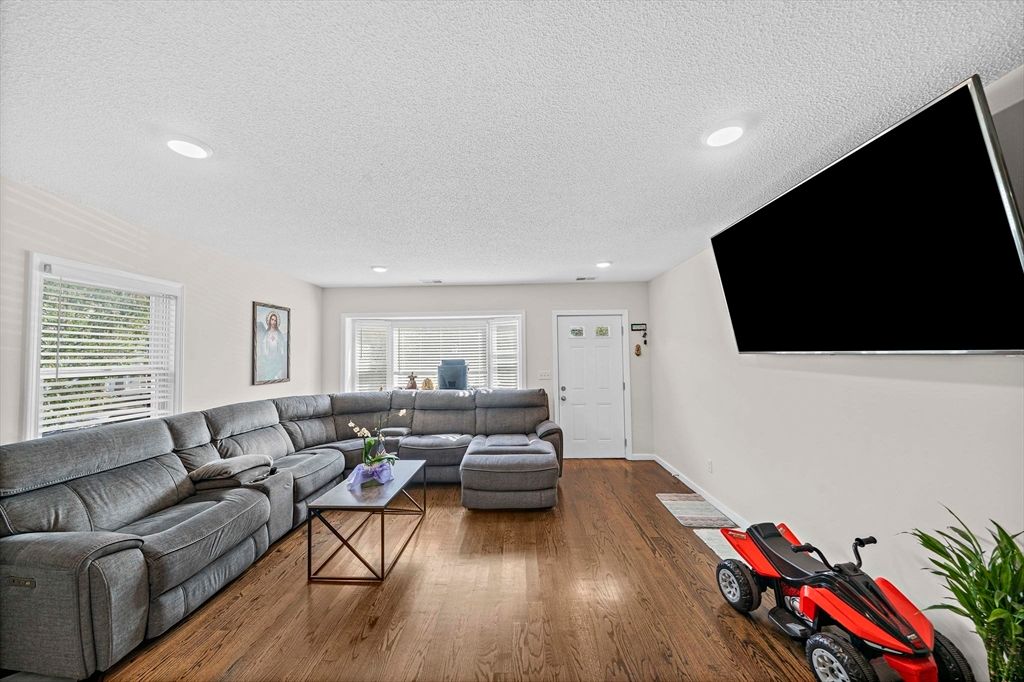 Fitness Equipment, Interior, Living room, Recessed Lighting, Wood Texture Flooring