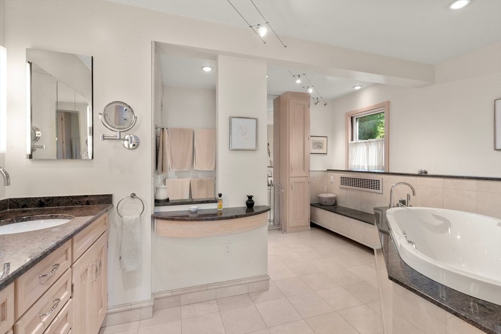 Bathroom, Dual Sink Vanities, Interior, Recessed Lighting
