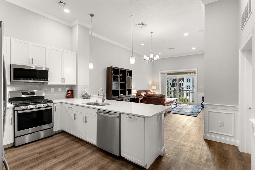 Interior, Kitchen, Living room, Pendant Lights, Recessed Lighting, Stainless Steel Appliances, Wood Texture Flooring