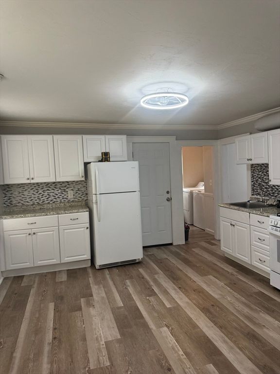 Interior, Kitchen, Washer, Wood Texture Flooring
