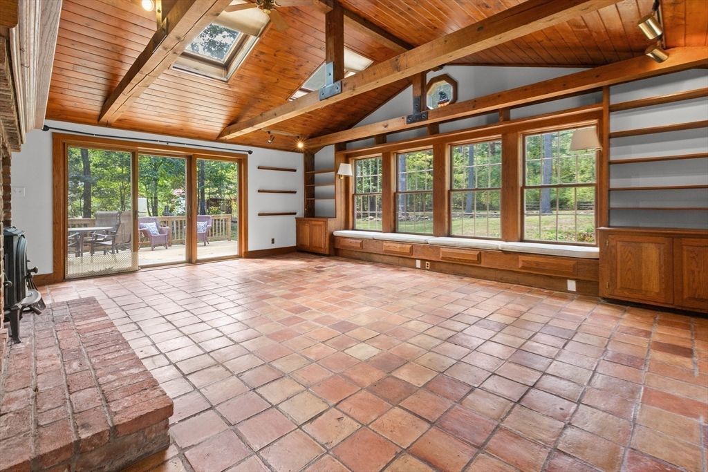 Empty room, Interior, Wooden Beams, Wooden Ceilings