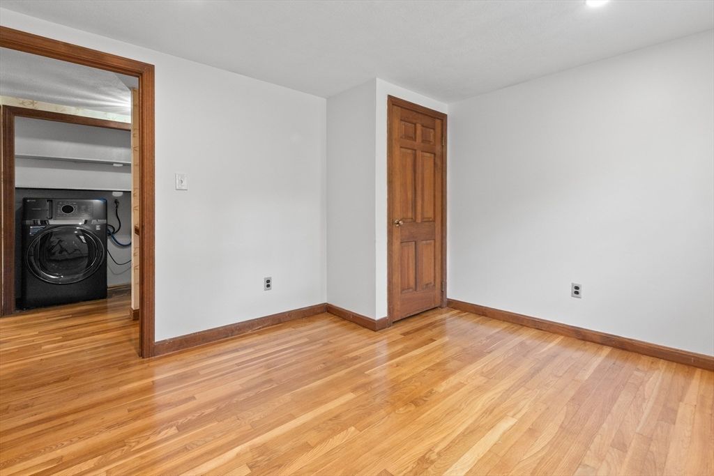 Empty room, Interior, Recessed Lighting, Washer, Wood Texture Flooring