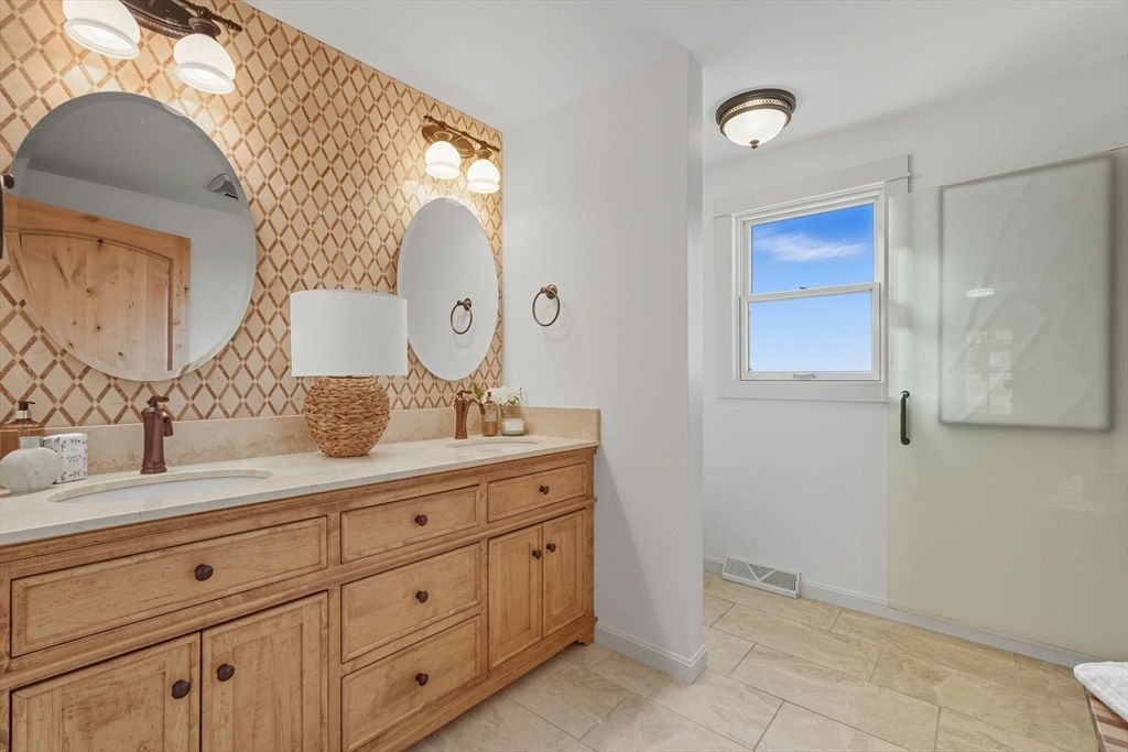 Bathroom, Dual Sink Vanities, Interior