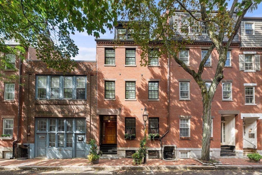 Exterior, Facade, Brick Facade, Rowhouse