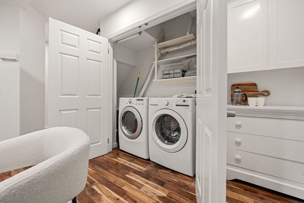 Interior, Washer, Wood Texture Flooring