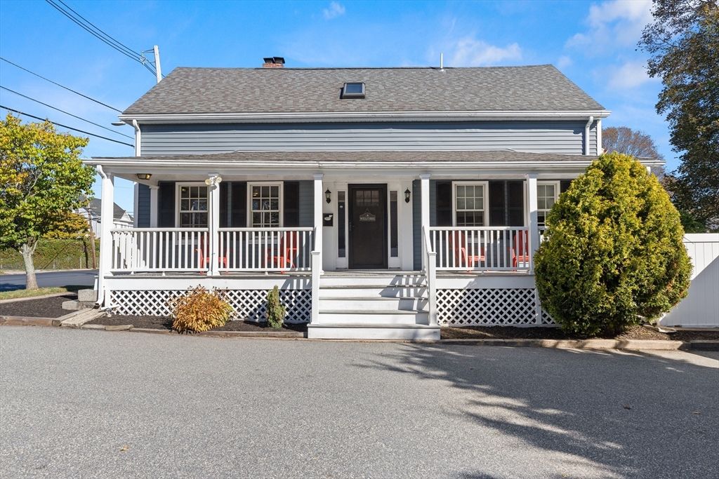 Exterior, Facade, American Foursquare
