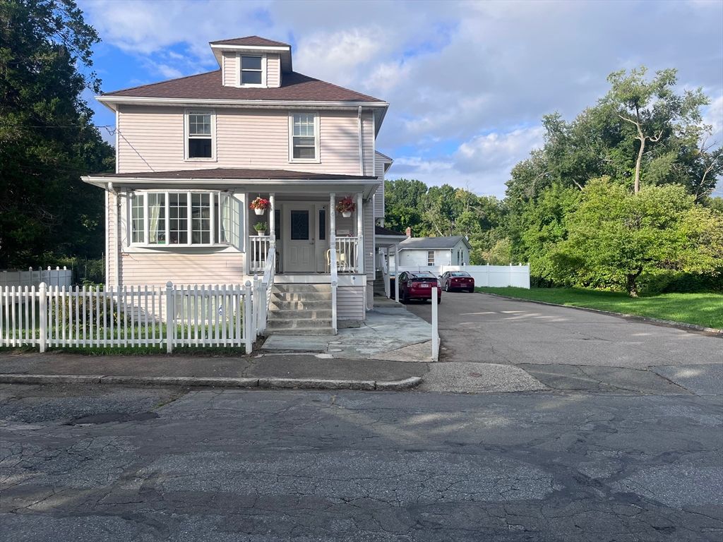 Exterior, Facade, American Foursquare