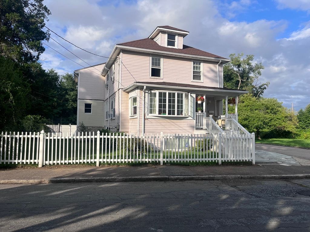 Exterior, Facade, American Foursquare