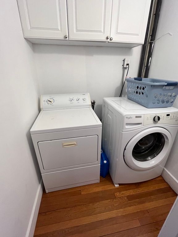 Interior, Washer, Wood Texture Flooring