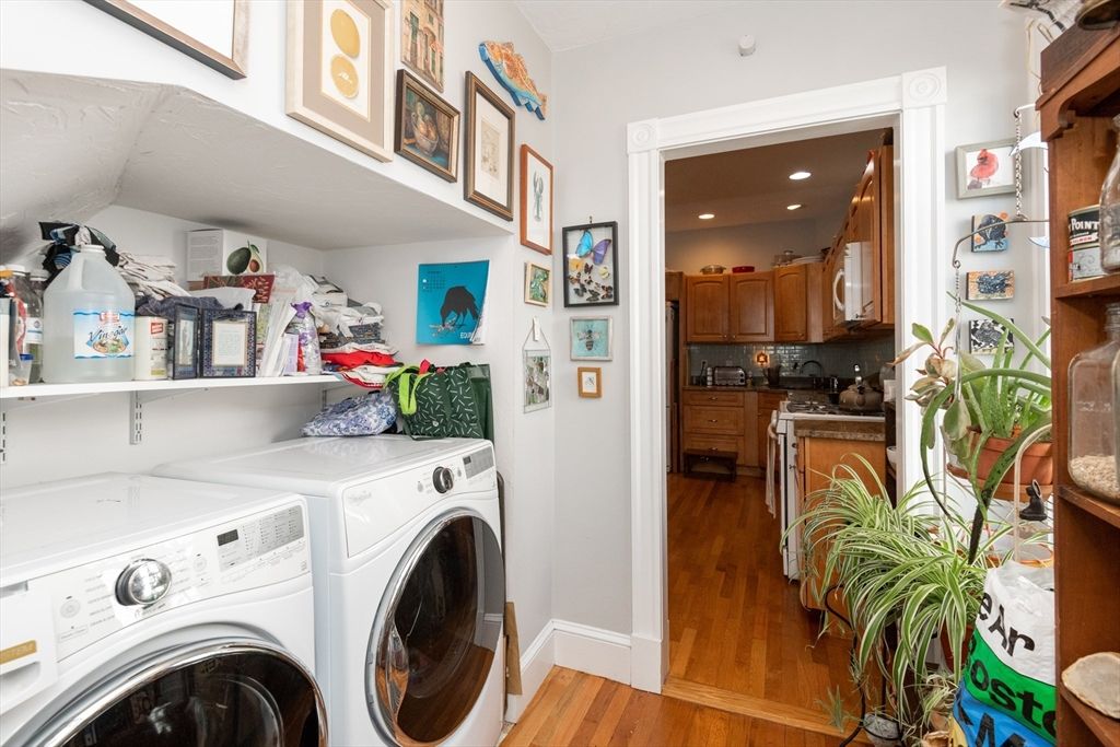 Interior, Recessed Lighting, Washer, Wood Texture Flooring