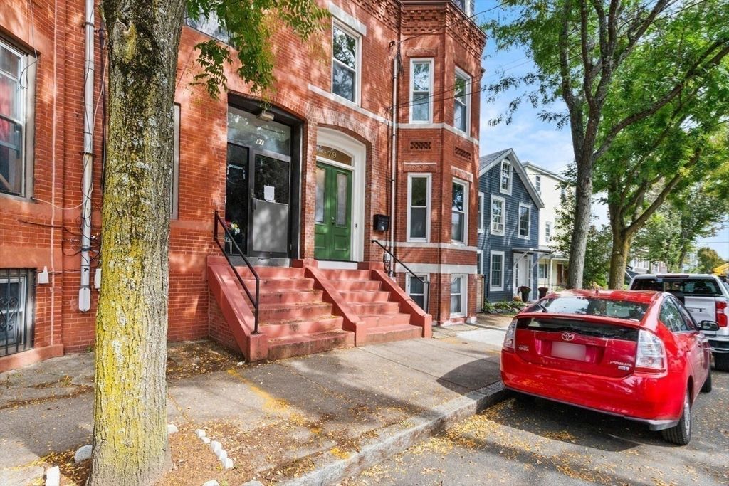 Exterior, Facade, Brick Facade, Rowhouse
