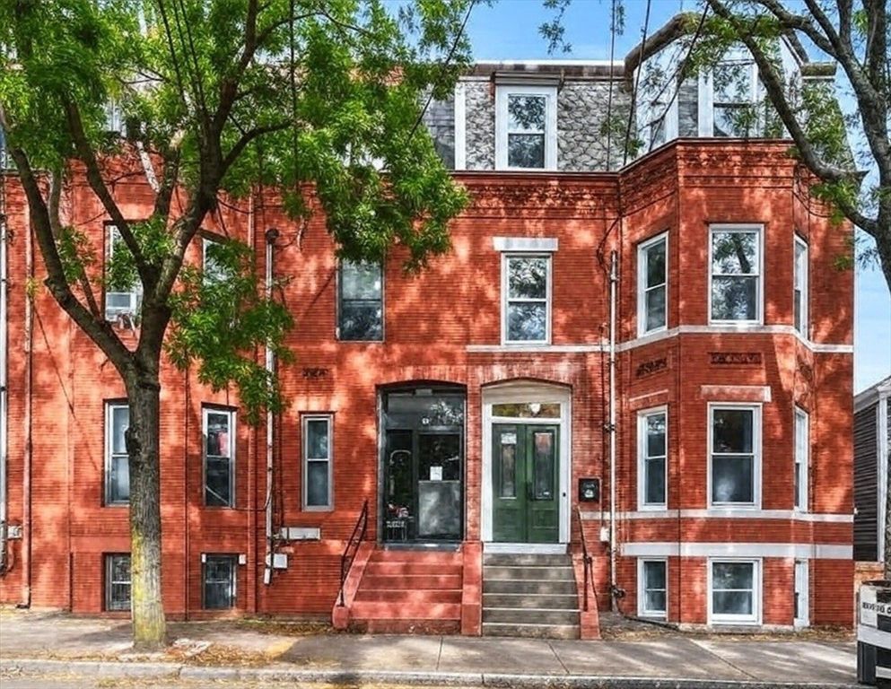 Exterior, Facade, Brick Facade, Rowhouse