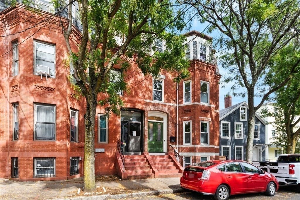 Exterior, Facade, Brick Facade, Rowhouse