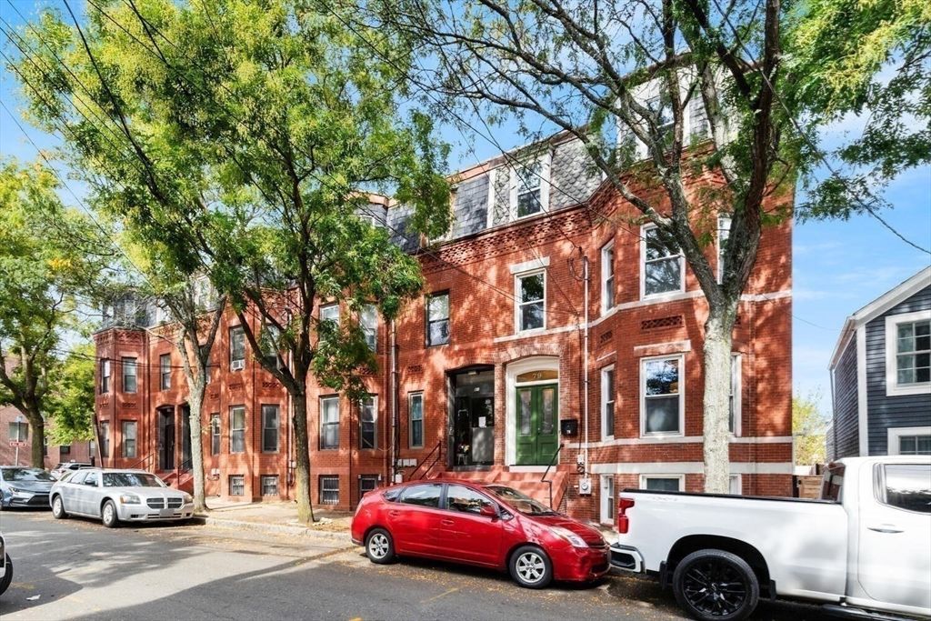 Exterior, Facade, Brick Facade, Rowhouse