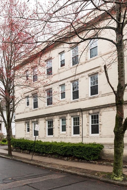 Exterior, Facade, Rowhouse