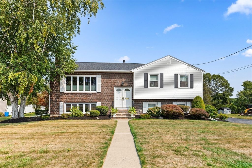 Exterior, Facade, Brick Facade, Raised Ranch
