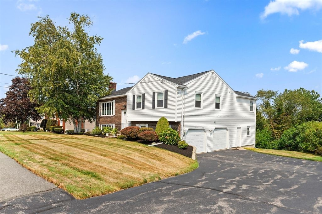 Attached, Exterior, Facade, Brick Facade, Raised Ranch