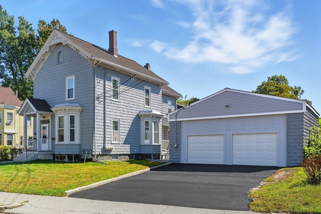 Attached, Exterior, Facade, Queen Anne Victorian
