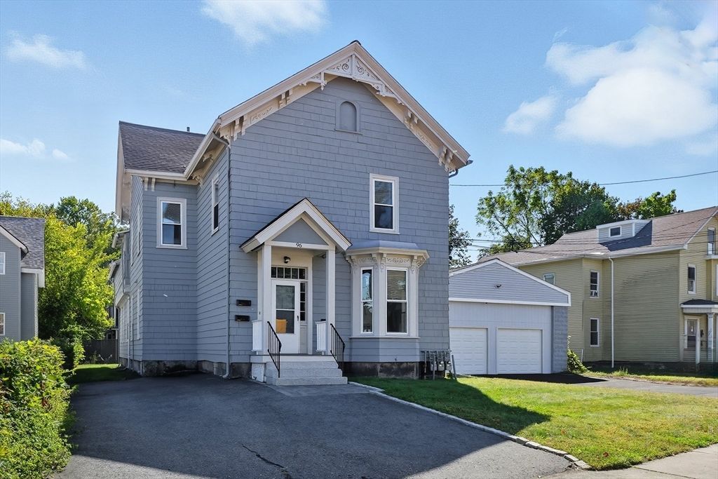 Attached, Exterior, Facade, Queen Anne Victorian