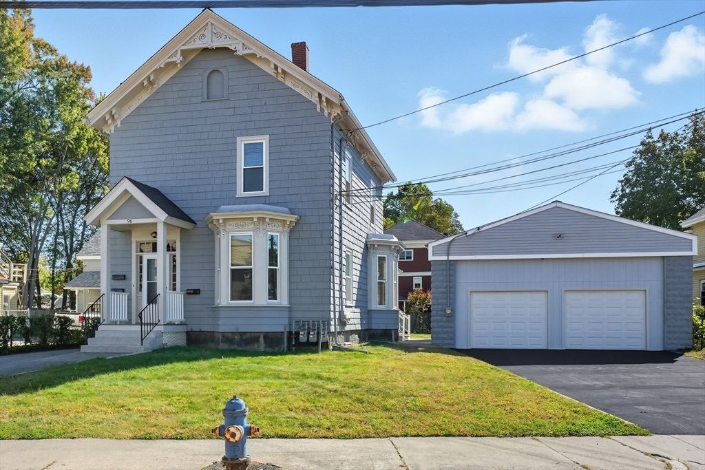Attached, Exterior, Facade, Queen Anne Victorian
