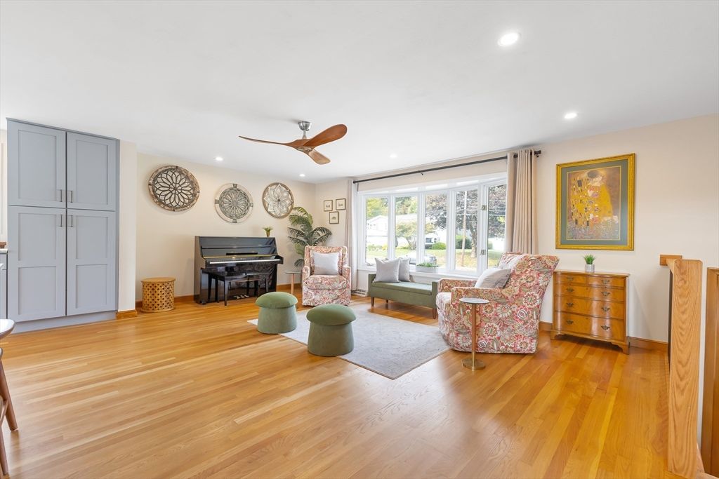 Interior, Living room, Piano, Recessed Lighting, Wood Texture Flooring