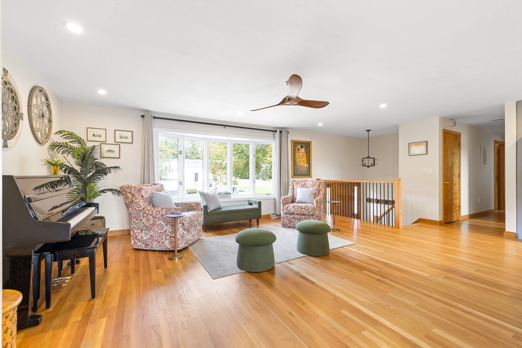 Interior, Living room, Pendant Lights, Piano, Recessed Lighting, Wood Texture Flooring