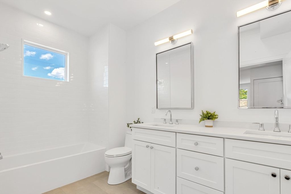 Bathroom, Dual Sink Vanities, Interior, Recessed Lighting