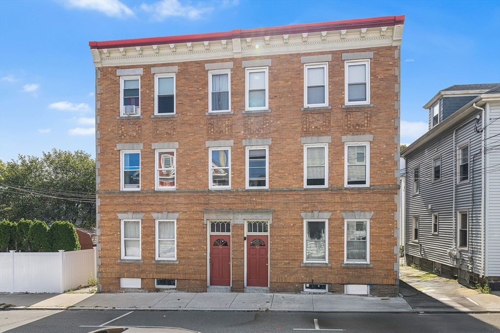 Exterior, Facade, Brick Facade, Georgian