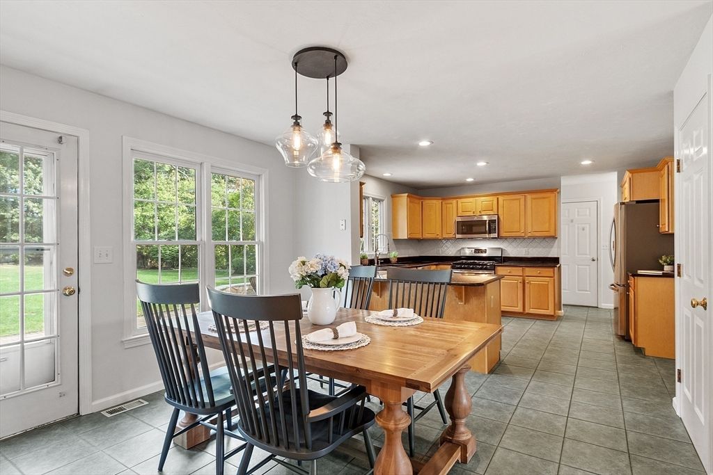 Dining room, Interior, Kitchen, Pendant Lights, Recessed Lighting, Stainless Steel Appliances