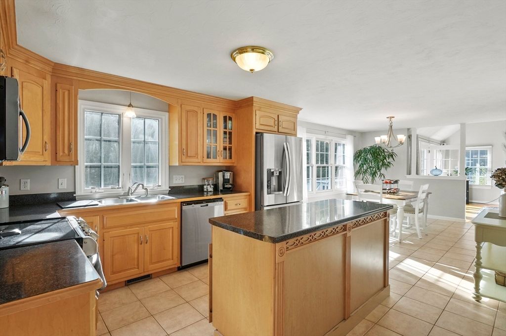 Chandelier, Dining room, Interior, Kitchen, Pendant Lights, Stainless Steel Appliances
