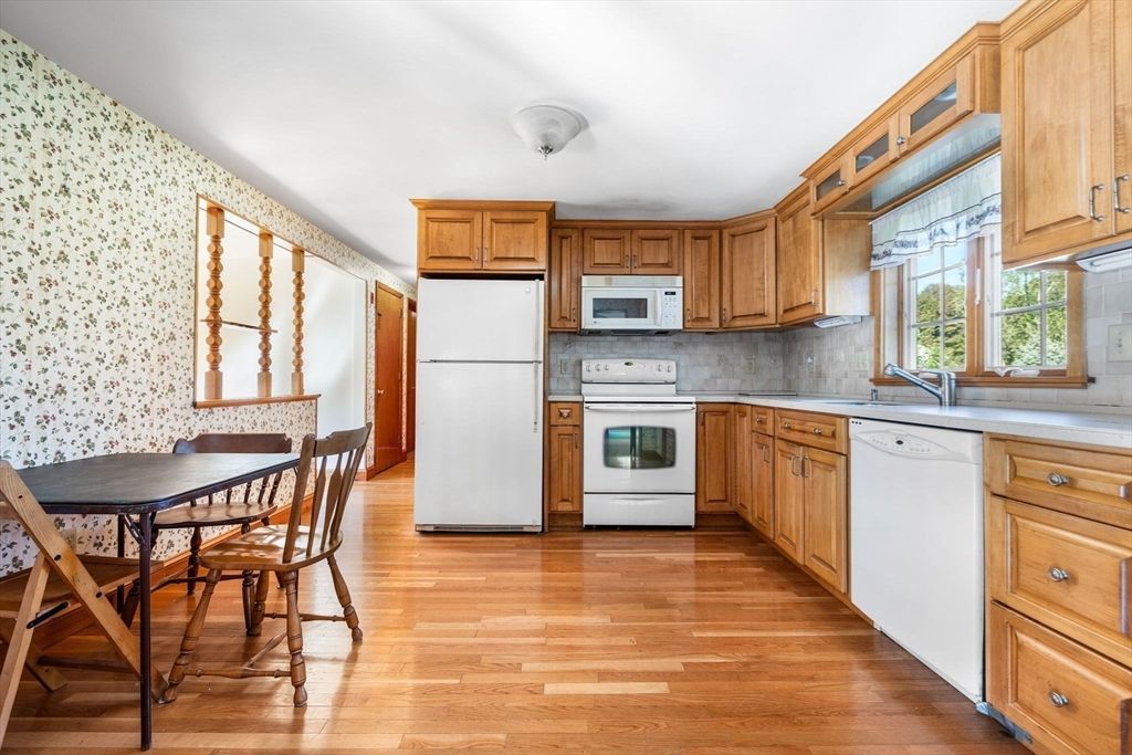 Dining room, Interior, Kitchen, Stainless Steel Appliances, Wood Texture Flooring